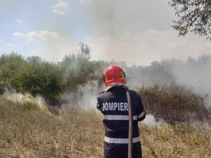 ISU Vâlcea: incendiul izbucnit ieri pe platforma Oltchim, încă nestins. Mai sunt 6 focare care ard - Foto: ISU Vlacea Facebook(imagine cu rol ilustrativ)