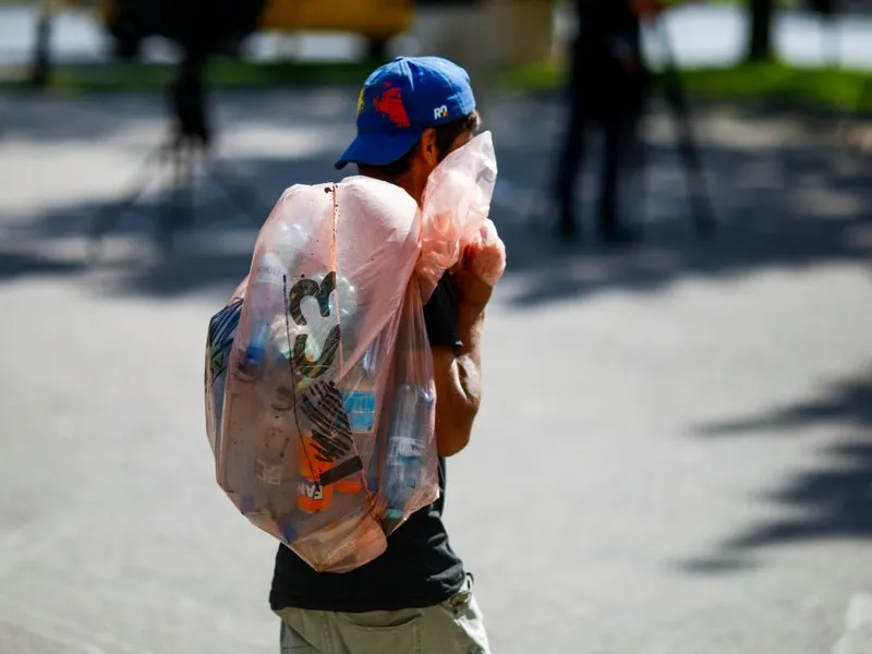 Cum fentează legea comercianţii, când reciclează PET-urile? Bani, făcuți pe spatele clienților - Foto: INQUAM PHOTOS/Ovidiu Micsik