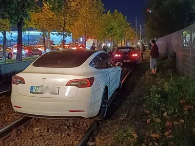 „Moda” BMW-ului pe linia de tramvai a fost luată de Tesla. „Cine știe, poate se și încarcă” - Foto: Facebook