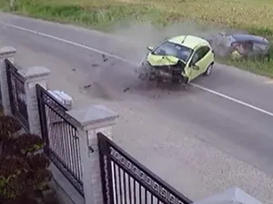 Un băiețel a suferit un traumatism cranian sever și este în comă, după ce șoferul unui Ford Ka a intrat inexeplicabil pe contrasens și a lovit  frontal un Renault Twingo care circula regulamentar - Foto: captură video