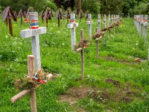 Cimitirul din Valea Uzului a devenit teren de dispută pentru extremiști  Foto: Mugur Vărzariu