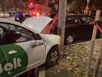 Mai multe mașini parcate, făcute praf de un șofer de Bolt în București. Consumase alcool - Foto: infotraficromania.ro