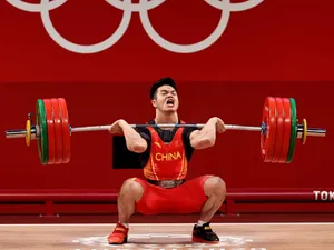 JO Tokyo: Aur și record mondial, la haltere, categoria 73 kg, pentru chinezul Shi Zhiyong. / Foto: wptv.com