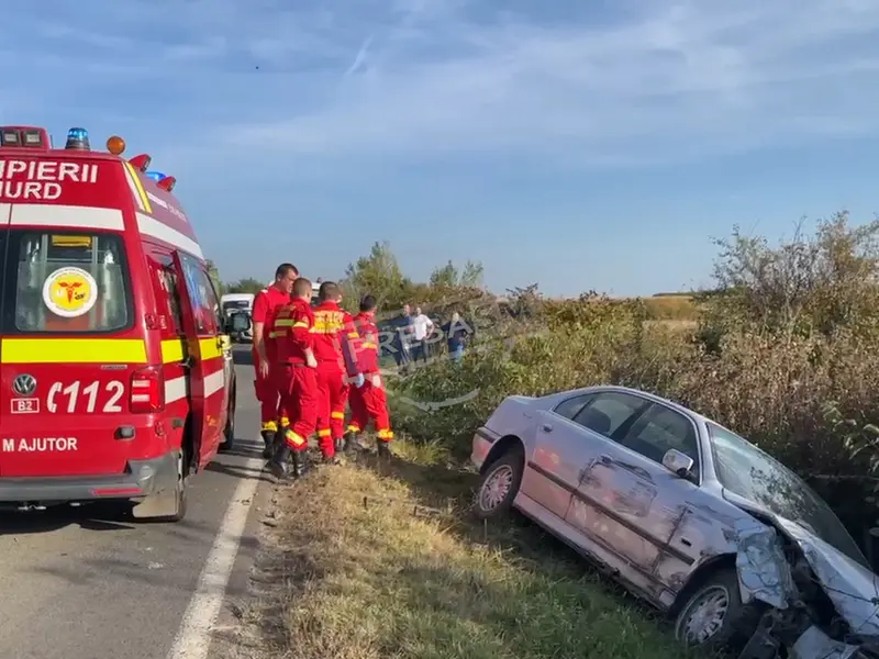 Un șofer a băut bere cu tărie la „socrii” și a plecat cu iubita cu BMW-ul. Au ajuns în șanț - Foto: presasm.ro