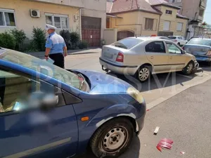 Un șofer tânăr a zdrobit 3 mașini dintr-o lovitură și a fugit. Poliția îl caută - Foto: presasm.ro