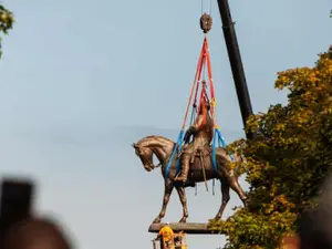 Statuia comandantului confederat Robert E. Lee din Richmond, SUA, a fost dată jos după 130 de ani. / Foto: theguardian.com