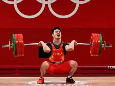 JO Tokyo: Aur și record mondial, la haltere, categoria 73 kg, pentru chinezul Shi Zhiyong. / Foto: wptv.com