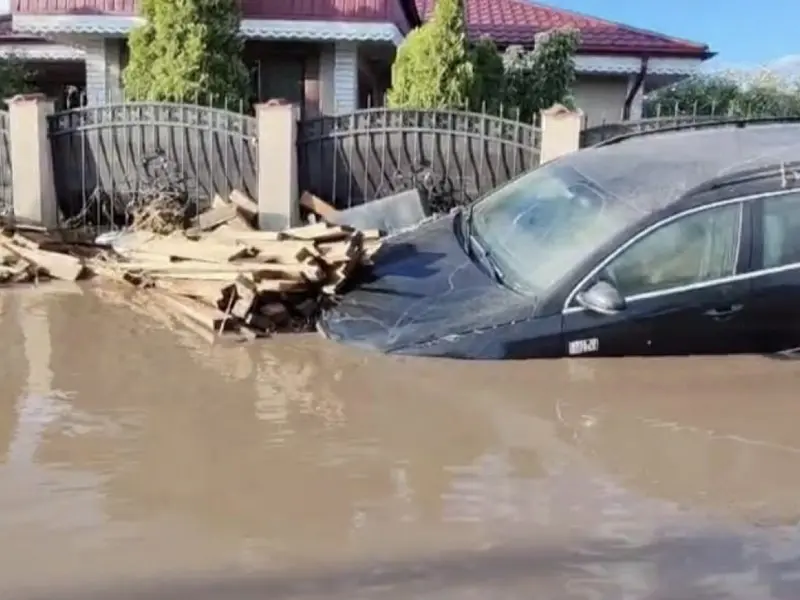 Peste 5.400 de persoane evacuate în 28 de localități. 45 de copaci doborâți, Case și mașini distruse - Foto: Facebook/Meteoplus