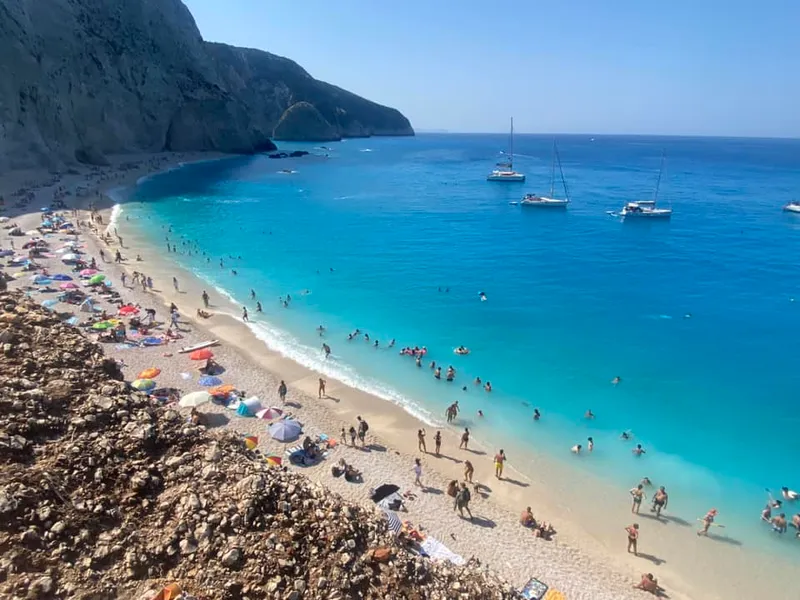 Când vremea alungă turiștii de pe plajă, în Grecia, ei pot vizita muzee și mănăstiri. Foto: Facebook / Flori Grigoras