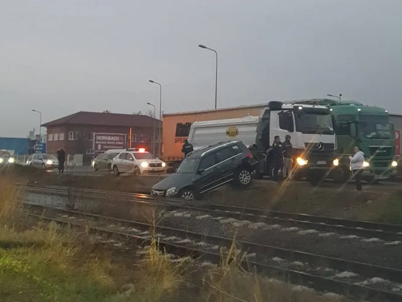 Un șofer începător a „zburat” cu un SUV Mercedes de pe Centura București pe șina de tren - Foto: Facebook/Info Trafic București și Ilfov