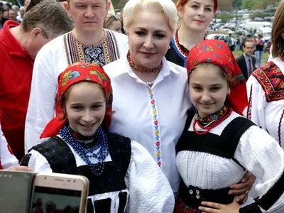 Viorica Dăncilă alături de copii din Țara Oașului/Foto: Libertatea