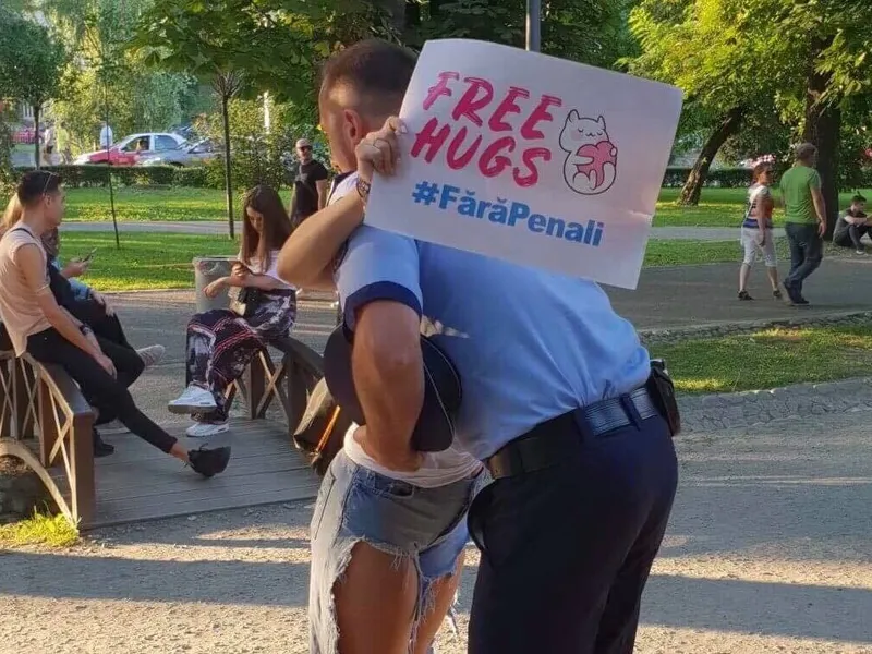 Îmbrățișarea dintre polițist și voluntară a fost publicată pe pagina de Facebook „Fără penali în funcții publice”