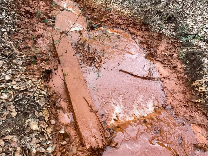 Alertă, pe Valea Borod! Un afluent al Crişului Repede are apa roșie. „Vinovat” ar fi un cutremur - Foto: Apele Române/Facebook