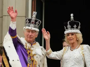 Regele Charles al III-lea și regina Camilla salută mulțimea de la balcon Foto: Profimedia Images