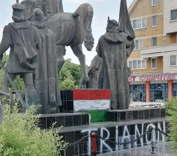 Steag maghiar, desenat pe statuia lui Mihai Viteazul din Sfântu Gheorghe Foto: tansindex.ro