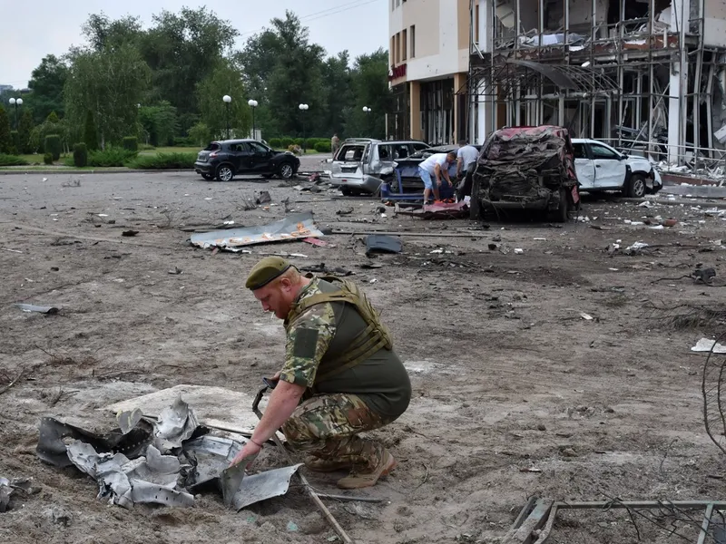 Un soldat al armatei ucrainene inspectează o zonă de lângă hotelul Reikartz din Zaporijia, grav avariat în urma unui atac cu rachete rusești - Foto: Profimedia Images