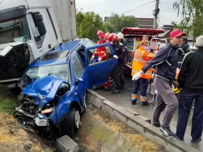 Autoturism, transformat într-un morman de fiare în urma impactului cu un TIR cu ulei pe DN 64. / Foto: ISU Vâlcea