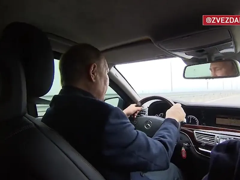 Preşedintele rus Vladimir Putin a condus pe podul Kerci din Peninsula Crimeea. / Foto: captură video