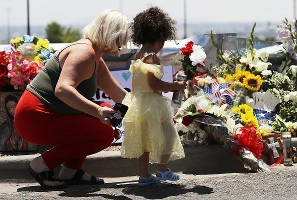 Americanii au pus flori și candele lângă magazinul unde a avut loc atacul. Foto Getty Images