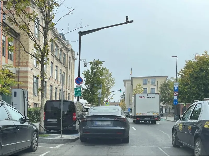 Au apărut și „bombardierii” cu Tesla. / Foto: efainlacluj.ro