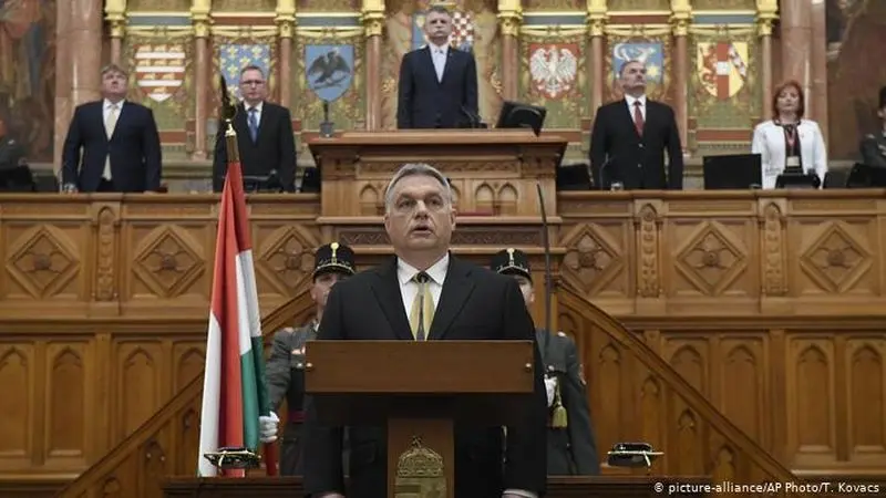 Viktor Orbán în legislativul ungar. Direct în spatele lui, președintele Parlamentului, László Kövér