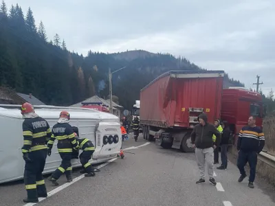 Accident grav, între o dubă de persoane și un TIR, pe DN 17. A fost activat „Planul roşu” FOTO: ISU SUCeava