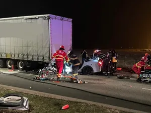 Doi tineri au murit într-un accident cumplit în Sibiu. Au intrat cu mașina sub un TIR - FOTO: ISU Sibiu