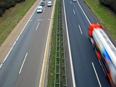 AMENDĂ de până la 100.000 lei pentru românii care locuiesc la casă lângă autostradă. Ce NU au voie? - Foto: Profimedia Images (imagine cu rol ilustrativ)