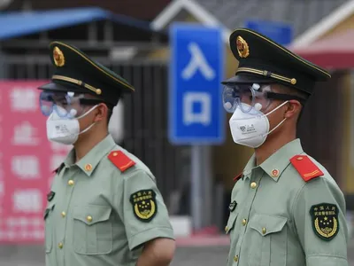 Pază armată la piața Xinfadi din Beijing/FOTO: hotnews.ro