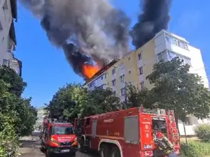 Incendiu violent la un bloc din Piatra Neamț. Mai multe mașini de pompieri, trimise - Foto: ISU Neamț