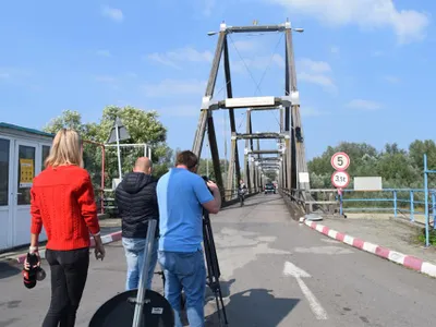 România și Ucraina, legate printr-un pod din lemn peste Tisa care stă să cadă. / Foto: Vasile Moldovan, Facebook