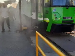 În București, circulă trei tramvaie „reșapate” de STB. În prima zi de lucru, dintr-unul a ieșit fum. / Foto: romaniatv.net