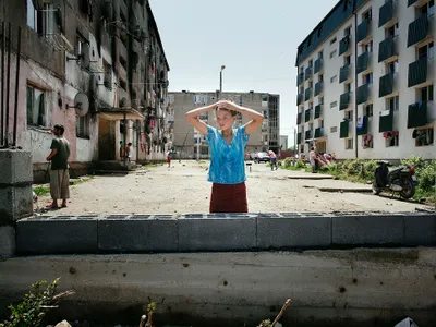 Imagine realizată în 2011 când a început ridicarea zidului segregării în Baia Mare Foto: Mugur Vărzariu