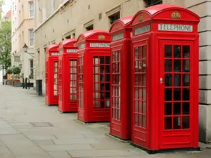 Celebre cabine telefonice roșii din Londra, transformate în defibriilatoare pe stradă. Foto: Wikipedia Commons