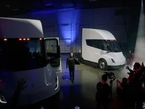 Elon Musk, la livrarea primului camion Tesla Semi. / Foto: Profimedia