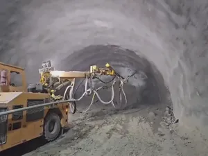 VIDEO IMAGINI spectaculoase de pe autostrada care costă 200.000.000 lei/km și sfredelește munții - Foto: FB