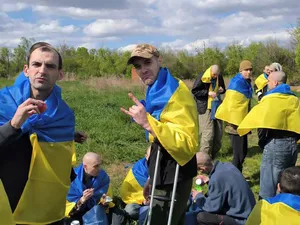 Prizonieri ucraineni care au apărat Mariupolul până în ultima clipă, după eliberare - Foto: Profimedia Images