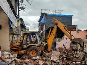 Un bloc cu trei etaje din Mumbai s-a prăbușit: 18 victime, dintre care 11 decedate. / Foto: bbc.com