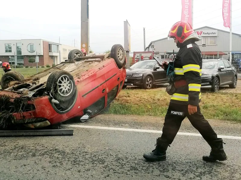 O măicuță „pilot” intră în depășire fără să asigure, evită un accident frontal și se răstoarnă. / Foto: bihon.ro