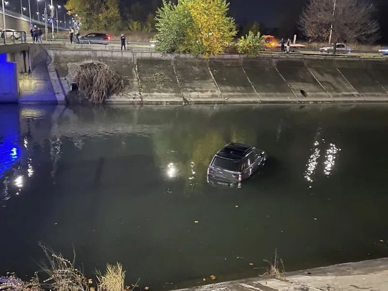 Un SUV Range Rover a plonjat în Dâmbovița. / Foto: infotraficromania.ro