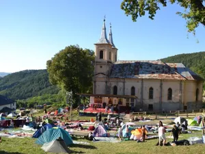 A început pelerinajul la Mănăstirea Nicula. Credincioșii și-au făcut tabără cu corturi - Foto: Știridecluj.ro