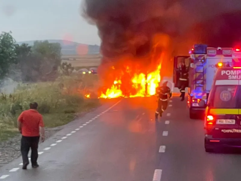 Un autocar plin cu călători a luat foc lângă o stație GLP, în Neamț. Care este starea pasagerilor? - Foto: Arhiva / imagine cu rol ilustrativ