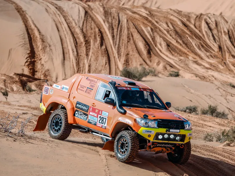 Echipajele tricolore Mihai Ban/Ștefan Cătălin Ion (Cheloo) și Iacob Buhai/Tudor Turdean au scris istorie în Dakar. / Foto: RallyZone