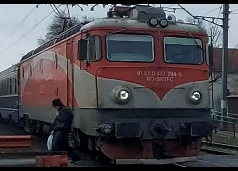 Un bătrân, la un pas să fie spulberat de un tren în viteză maximă, în Brănești Sat. / Foto: captură video