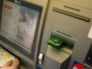 Au furat pensia unui om imediat du,pă ce a scos-o din bancomat. Acum sunt cercetaţi pentru furt - Foto: YouTube