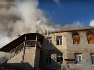 Incendiile cauzate de armenii care părăsesc regiunea Kalbajar, care a fost returnată Azerbaidjanului/FOTO: YouTube(captură)