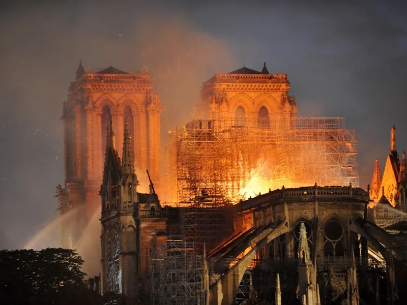 Doi artiști români au restaurat Catedrala Notre-Dame din Paris