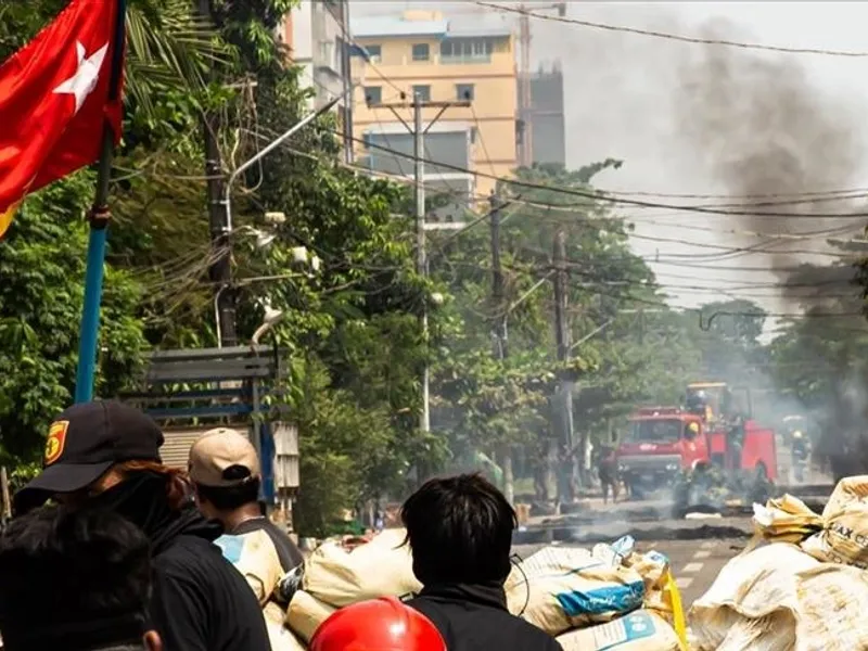 Armata din Myanmar a tras cu aruncătoare de grenade în protestatari. / Foto: aa.com.tr