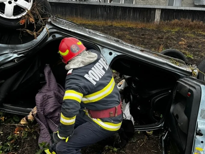 Accident fatal pe DN 15. Două persoane și-au pierdut viața după ce s-au răsturnat cu mașina - FOTO: zch.ro