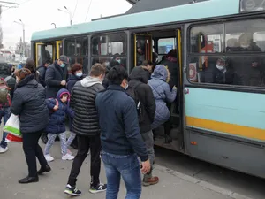 Înghesuială în mijloacele de transport de suprafață. / Foto: Inquam Photos / Octav Ganea